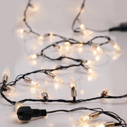 Catena luminosa Line da 10 m con 200 LED vintage bianco caldo su cavo verde, con alimentatore, su fondo bianco
