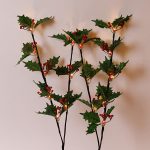 Due rami luminosi di agrifoglio con bacche rosse e LED bianco caldo accesi, alti 75 cm