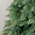 Primo piano della chioma folta dell’albero di Natale artificiale France 220 cm