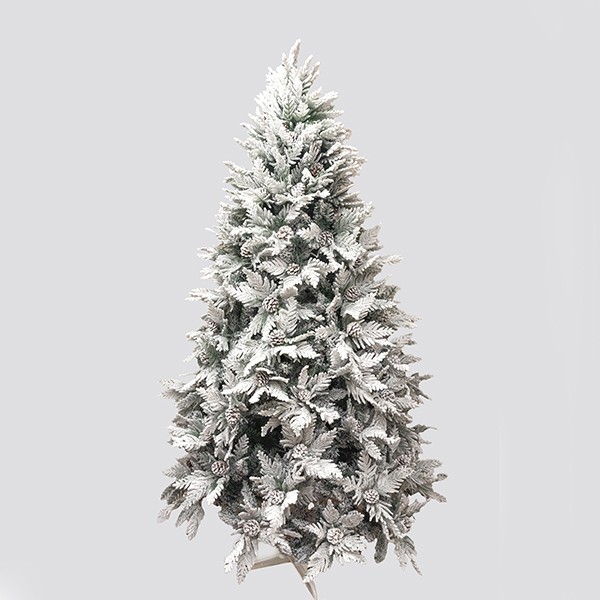 eurolamp-600-30691 Albero di Natale artificiale innevato modello Kleio alto 240 cm con pigne e base a croce in legno, fotografia del prodotto su fondo neutro