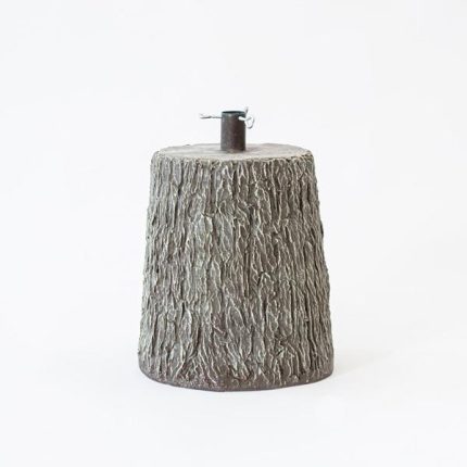 Base porta albero di Natale a forma di tronco con corteccia grigia e collare metallico, 25 × 33 × 55 cm