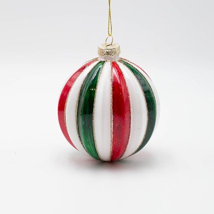 Palline di Natale in vetro stile caramella rosse, verdi e bianche, fotografia su fondo bianco