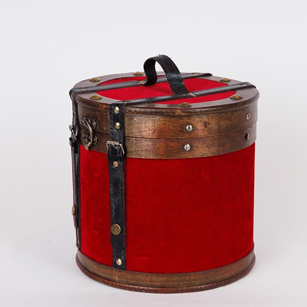 Cappelliera decorativa in legno rivestita in velluto rosso, fotografia del produttore: gli altri oggetti eventualmente presenti nella scena non sono compresi