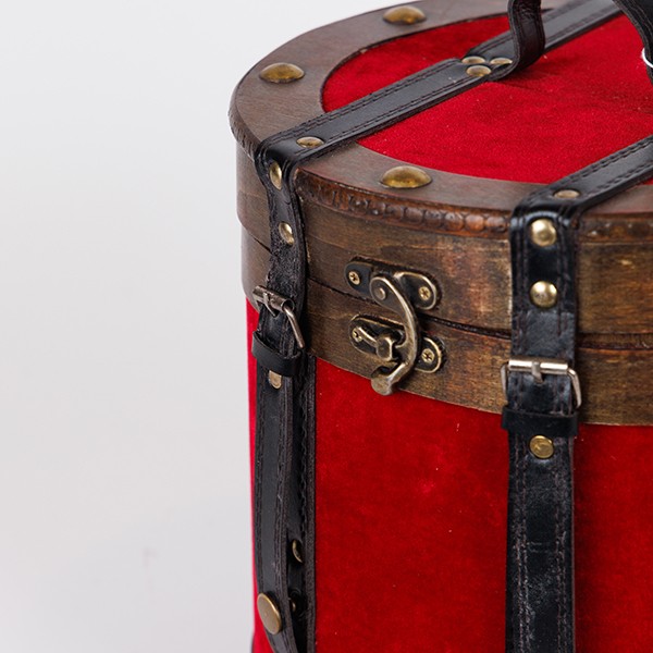 Cappelliera decorativa in legno rivestita in velluto rosso, fotografia del produttore: gli altri oggetti eventualmente presenti nella scena non sono compresi