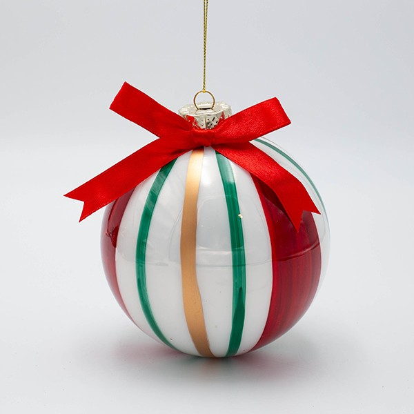 Palline di Natale in vetro stile caramella verdi, rosse e oro con fiocco, fotografia su fondo bianco