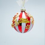 Palline di Natale in vetro bianche e rosse con farfalle in rilievo — 8 cm, fotografia del produttore: gli altri oggetti eventualmente presenti nella scena non sono compresi