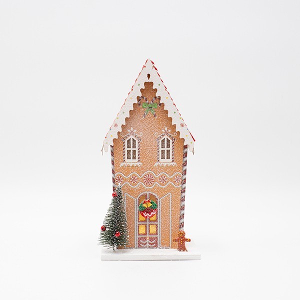 Casetta di Natale luminosa in carta beige con biscotto di pan di zenzero, fotografia su fondo bianco