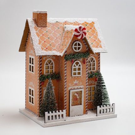 Casetta di Natale luminosa in carta beige con caramelle, fotografia del produttore: gli altri oggetti eventualmente presenti nella scena non sono compresi
