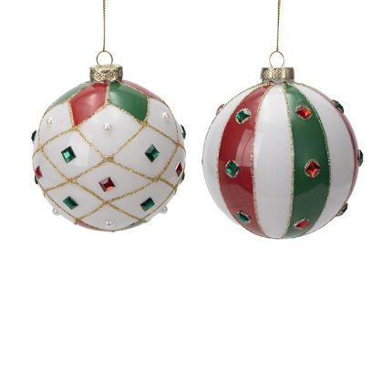 Palline di Natale in vetro bianche con strass rossi e verdi, fotografia su fondo bianco