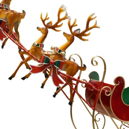 Slitta di Babbo Natale in metallo con renne, rossa e verde, fotografia su fondo bianco