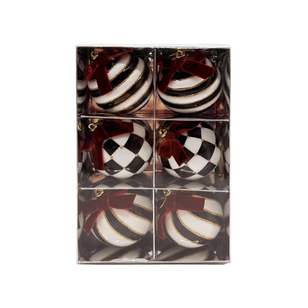 Set di palline di Natale bianche e nere con dettagli oro e fiocco bordeaux, fotografia su fondo bianco