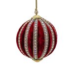 Pallina di Natale in velluto bordeaux con bordo di strass, fotografia su fondo bianco
