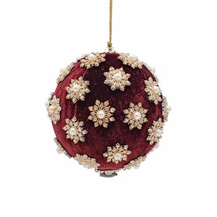 Pallina di Natale in velluto bordeaux con fiori di strass, fotografia su fondo bianco