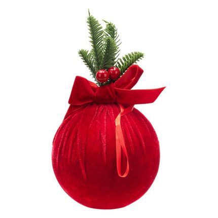 Pallina di Natale in velluto rosso con rametto di abete, bacche e fiocco — 15 cm, fotografia su fondo bianco