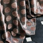 Tessuto Nuala di Black Edition, collezione Nuala, colorazione Rosa 9101/04 — dettaglio