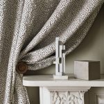 Tessuto Aureli di Black Edition, collezione Nuala, colorazione Soapstone 9103/03 — dettaglio