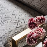Tessuto Zola di Black Edition, collezione Nuala, colorazione Silver Birch 9105/01 — dettaglio