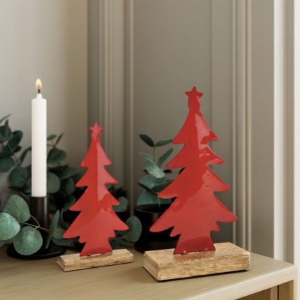 Alberello di Natale in metallo rosso su base in mango alto 20 cm in un allestimento natalizio; gli altri oggetti della scena non sono compresi
