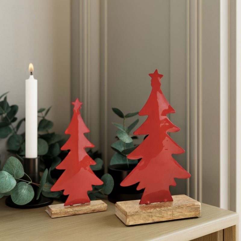 Alberello di Natale in metallo rosso su base in mango alto 20 cm in un allestimento natalizio; gli altri oggetti della scena non sono compresi