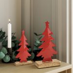 Alberello di Natale in metallo rosso su base in mango alto 29 cm in un allestimento natalizio; gli altri oggetti della scena non sono compresi