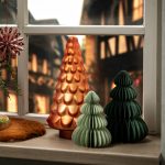 Albero di Natale honeycomb in carta verde abete alto 50 cm in un allestimento natalizio; gli altri oggetti della scena non sono compresi