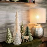 Albero di Natale honeycomb in carta verde salvia alto 50 cm in un allestimento natalizio; gli altri oggetti della scena non sono compresi