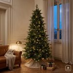 Immagine generata con AI. L'albero di Natale preilluminato Valia Calda da 225 cm, con i LED a luce calda accesi, in un salotto italiano con soffitti alti, parquet a spina di pesce e finestra al crepuscolo. Il copri-base in lino, la poltrona in pelle, il plaid, la lampada e i pacchetti regalo non sono compresi: si acquista l'albero.