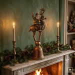 Immagine generata con AI. Babbo Natale sulla renna in polyresina da 63 cm sulla mensola in marmo di un camino acceso, tra una ghirlanda di abete con pigne e due candelieri in ottone. La ghirlanda, i candelieri e le candele non sono compresi: si acquista la scultura.
