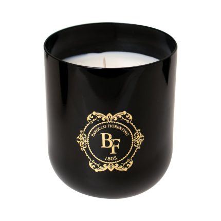 Candela profumata Barocco Fiorentino nel vaso di vetro nero con monogramma e decoro barocco oro, fotografia su fondo bianco