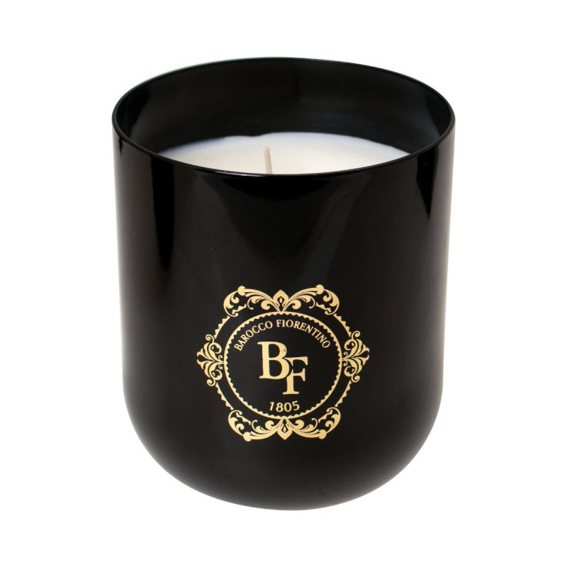 Candela profumata Barocco Fiorentino nel vaso di vetro nero con monogramma e decoro barocco oro, fotografia su fondo bianco