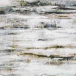 Campione di carta da parati Inaya nella colorazione Indium (W925/01) di Black Edition: orizzonti sfumati sovrapposti in strati orizzontali.