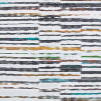 Campione di carta da parati Marazzi nella colorazione Amazonia (W928/03) di Black Edition: righe orizzontali spezzate e sfumate.