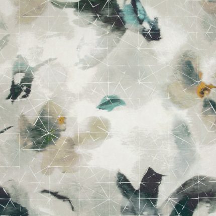 Campione di carta da parati Orimono nella colorazione Indium (W927/01) di Black Edition: foglie e petali sfumati attraversati da sottili linee geometriche.