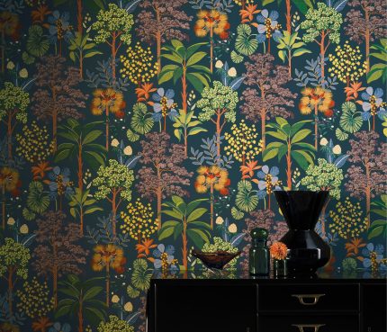Ambientazione con la carta da parati Arboreta di Osborne & Little, collezione Belvedere. In vendita c'è soltanto la carta da parati a rotolo: arredi, complementi e oggetti della scena non sono compresi.