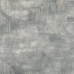 Campione di carta da parati Otoko nella colorazione Pewter (W930/03) di Black Edition: grandi forme circolari sfumate su fondo rigato, con superficie metallizzata.
