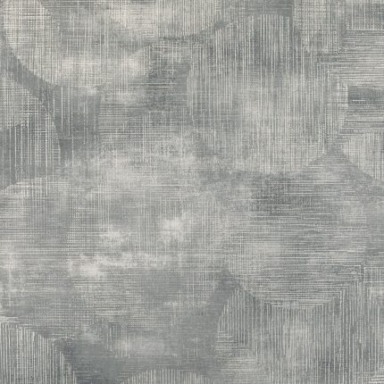 Campione di carta da parati Otoko nella colorazione Pewter (W930/03) di Black Edition: grandi forme circolari sfumate su fondo rigato, con superficie metallizzata.