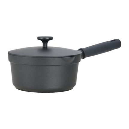 Casseruola con manico Ceramiq in alluminio pressofuso nero, diametro 18 cm e capacità 1,8 litri, con coperchio a pomello e manico lungo soft touch, fotografata su fondo bianco