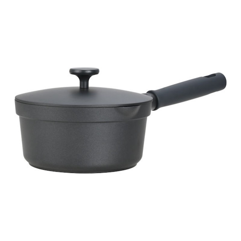 Casseruola con manico Ceramiq 18 cm in alluminio pressofuso nero con coperchio Casseruola con manico Ceramiq in alluminio pressofuso nero, diametro 18 cm e capacità 1,8 litri, con coperchio a pomello e manico lungo soft touch, fotografata su fondo bianco