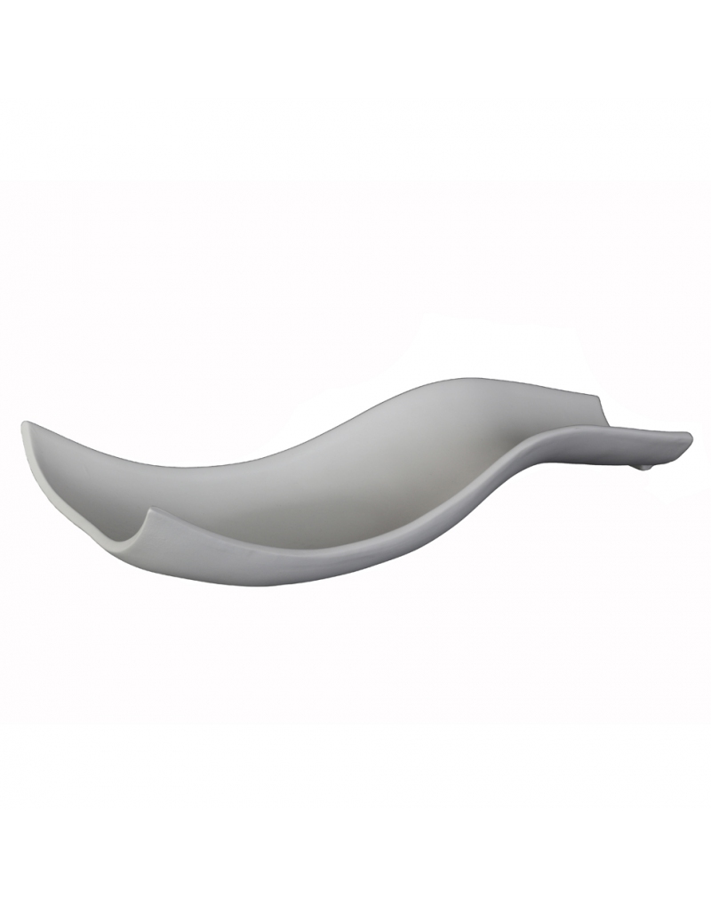 Centrotavola Brely in ceramica bianca su fondo bianco: vassoio lungo 60 cm dalla forma ondulata e asimmetrica, con le estremità sollevate come una foglia