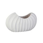 Centrotavola Covasna in ceramica bianco opaco, misura L 34 cm, su fondo bianco: forma ovale e schiacciata con coste verticali a rilievo e bocca allungata
