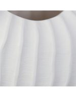 Dettaglio ravvicinato delle coste verticali della ceramica bianco opaco