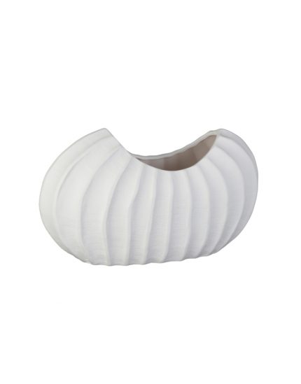 Centrotavola Covasna in ceramica bianco opaco, misura L 34 cm, su fondo bianco: forma ovale e schiacciata con coste verticali a rilievo e bocca allungata