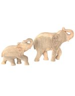 Le due misure dell’elefante Indu in legno naturale su fondo bianco: alto 30 cm e alto 22 cm