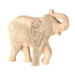 Elefante decorativo Indu in legno naturale su fondo bianco: elefante in cammino con la proboscide sollevata, orecchie e zampe scolpite, venature del legno a vista
