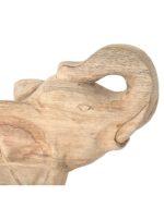 Dettaglio della testa e della proboscide dell’elefante Indu con le venature del legno