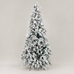 Albero di Natale artificiale Reykjavik alto 210 cm, fittamente innevato di bianco con pigne applicate tra i rami, montato su base a croce in metallo e fotografato su fondo neutro