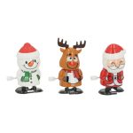 Tre figurine natalizie a carica in plastica, pupazzo di neve renna e Babbo Natale, ognuna con la chiavetta di carica sul fianco e la base nera con i piedini, fotografate insieme su fondo bianco