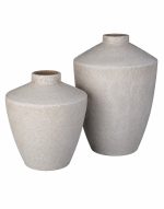 Le due misure del vaso Selena affiancate su fondo bianco: il formato 23 × 25 cm, più largo che alto, accanto al formato 28 × 35 cm, più slanciato, entrambi in ceramica avorio