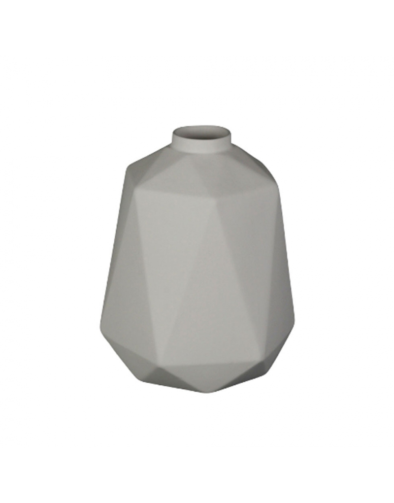 Vaso Hossa sfaccettato in ceramica bianca, alto 24 cm, su fondo bianco: corpo a facce piane come un poliedro, spalla spigolosa e collo corto