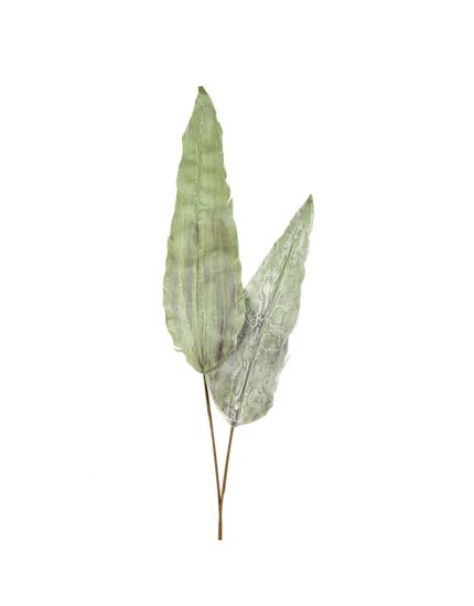 Foglia di strelitzia artificiale lunga 112 cm su fondo bianco: stelo lungo e lamina verde chiaro sfrangiata, con nervature a vista